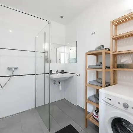2 Bedrooms Near Wenceslas Sq דירה *